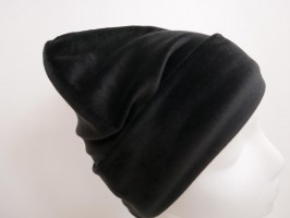 Czarna welurowa czapka