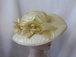Złoty letni wizytowy kapelusz